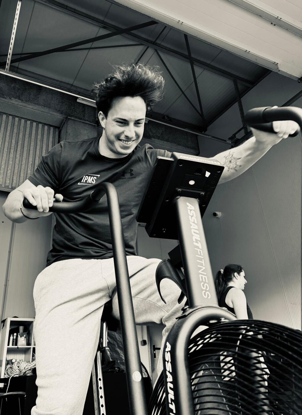 Entraînement cardio sur assault bike à La Salle de Gym, salle de sport et fitness à Canéjan