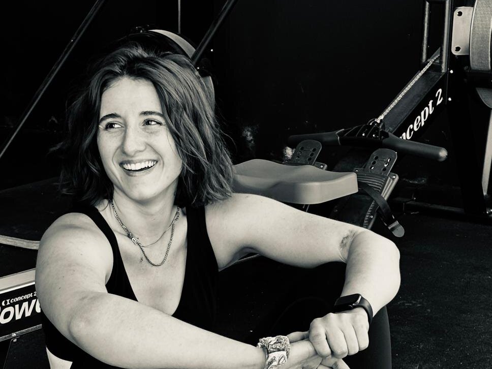 Adhérente souriante après une séance de Cardio Training à La Salle de Gym, salle de sport à Canéjan près de Bordeaux