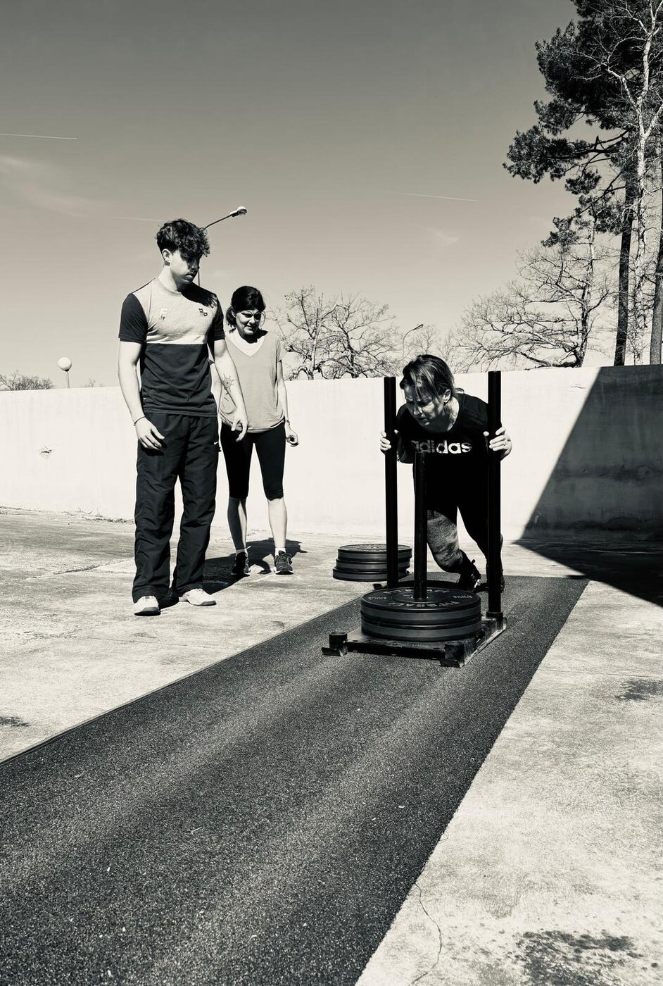 Adhérents s’entraînant au Sled Push, station officielle HYROX, devant La Salle de Gym à Canéjan près de Bordeaux