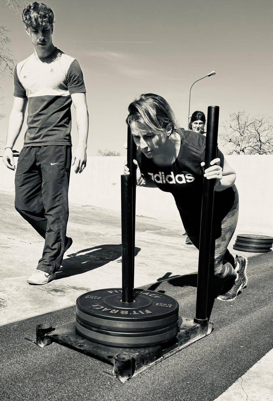 Sled Push chargé, l’une des 8 stations officielles HYROX, à La Salle de Gym de Canéjan en Gironde