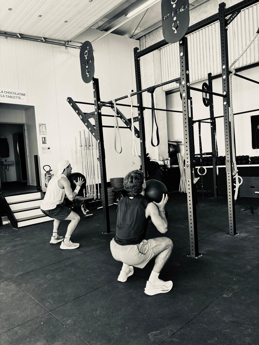 Squat avec médecine-ball pendant un cours encadré à La Salle de Gym, salle de sport à Canéjan