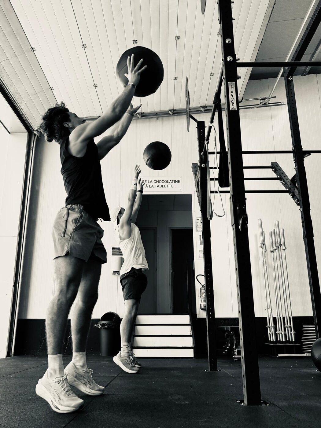 Exercice de Wall Balls sur le rig de La Salle de Gym, salle affiliée HYROX à Canéjan