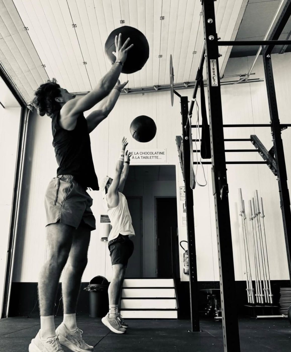 Adhérents de La Salle de Gym en cours collectif wall balls à Canéjan, Gironde